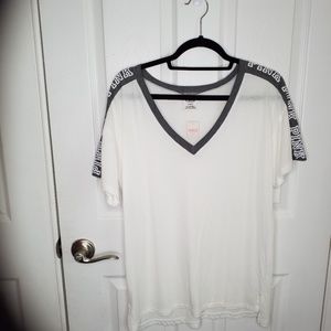 T-shirt Victoria's Secret Pink Col V Avec Appliqué – Neuf Avec étiquettes